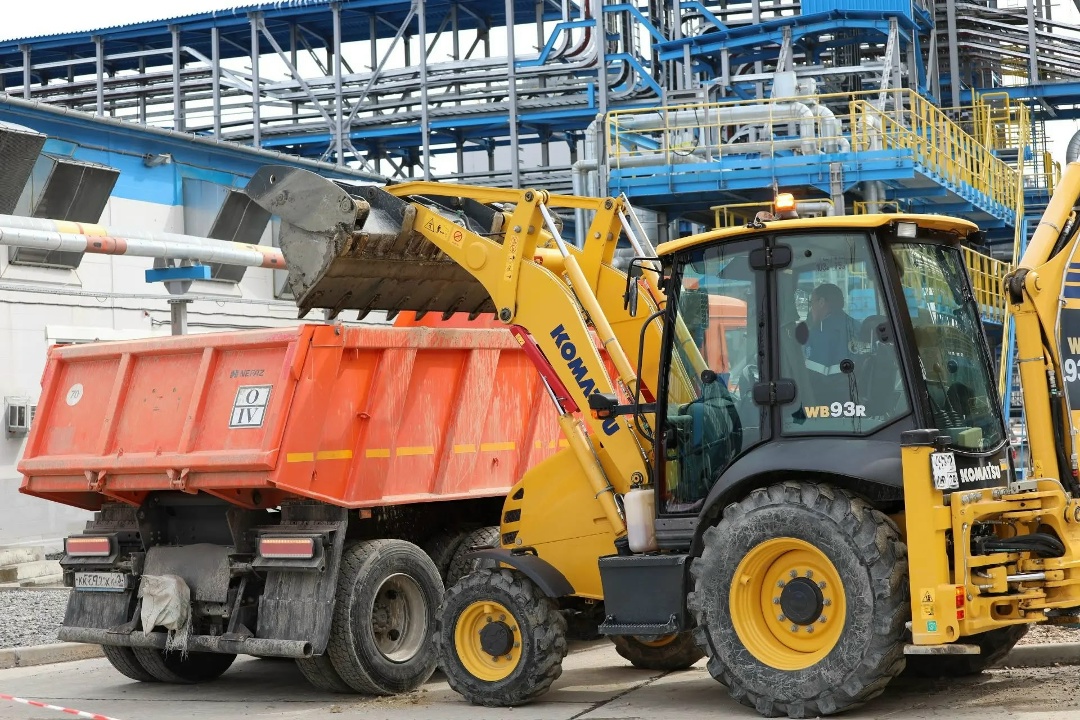 ТРУДОВОЙ ДЕСАНТ Почти 300 работников «Газпром переработка Благовещенск» приняли участие в традиционной генеральной уборке территории завода накануне…