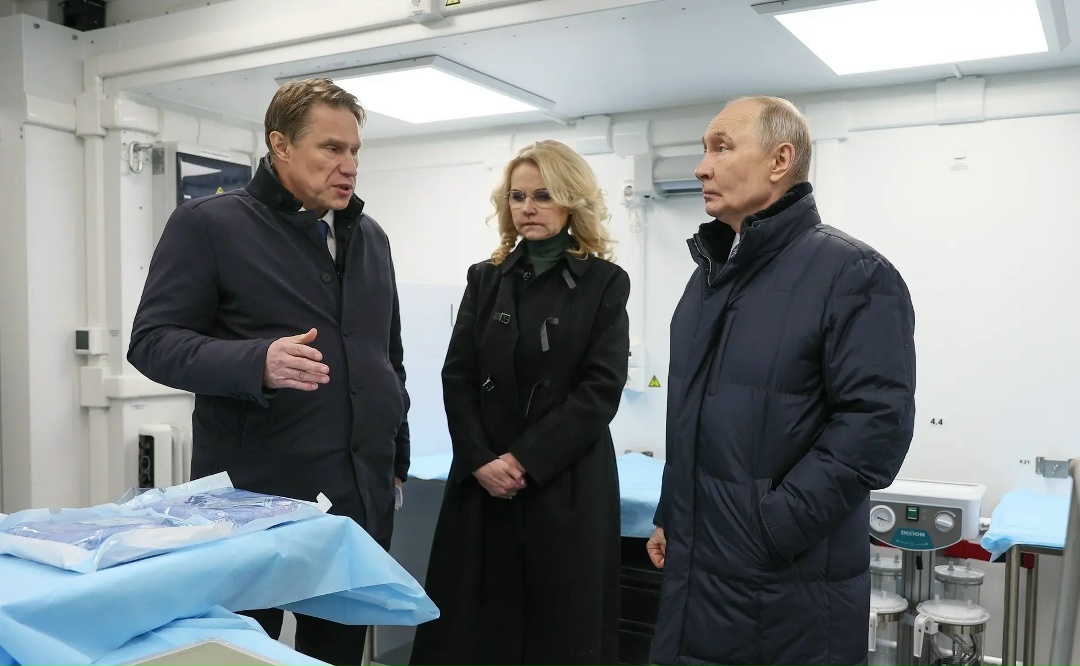 Владимир Путин осмотрел выставку отечественных технологий для скорой помощи