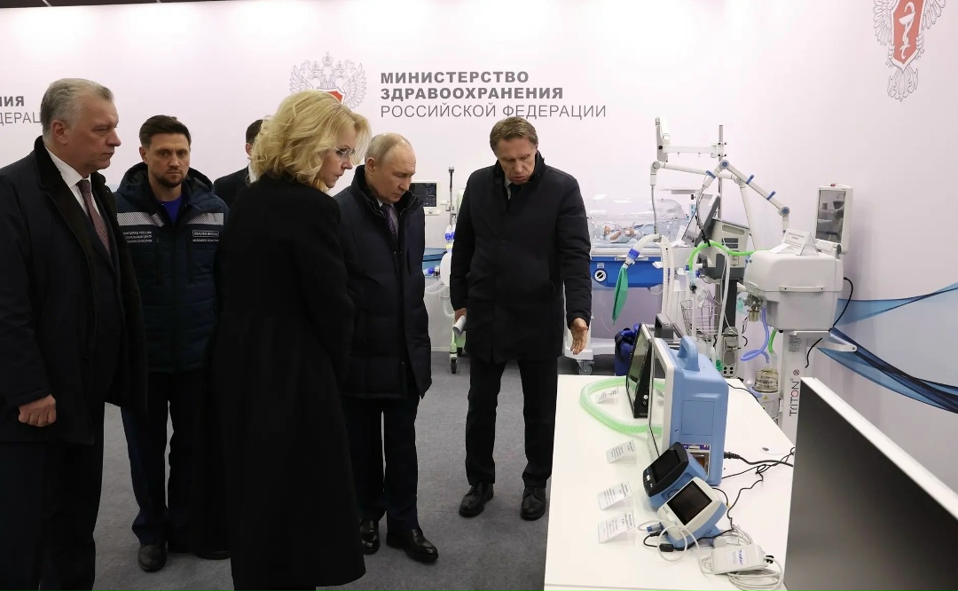 Владимир Путин осмотрел выставку отечественных технологий для скорой помощи