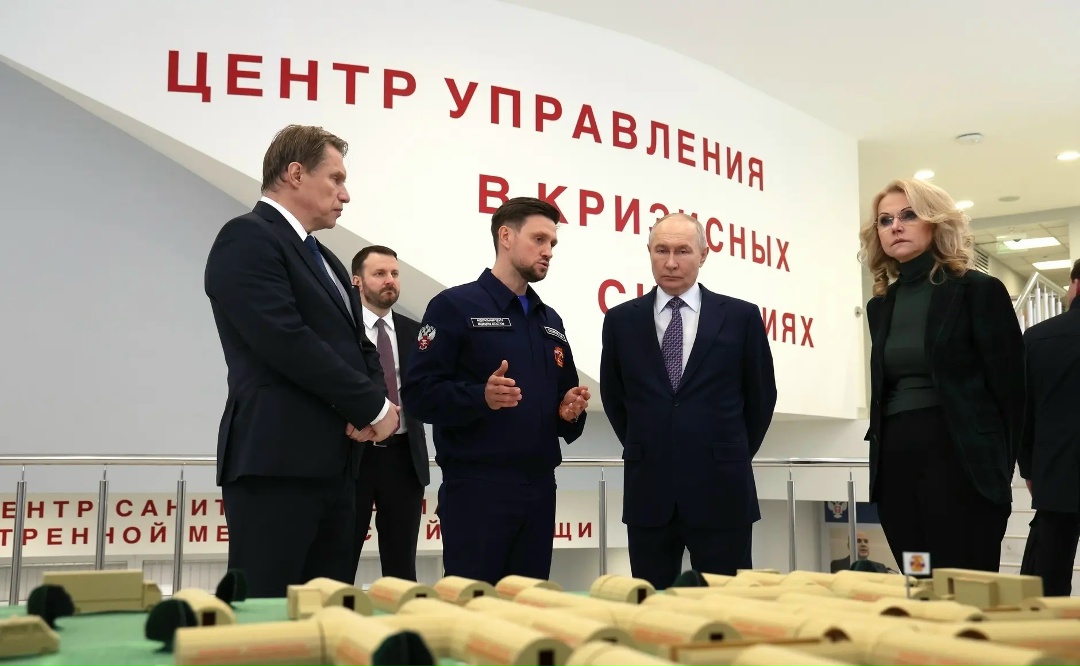 Владимир Путин осмотрел выставку отечественных технологий для скорой помощи