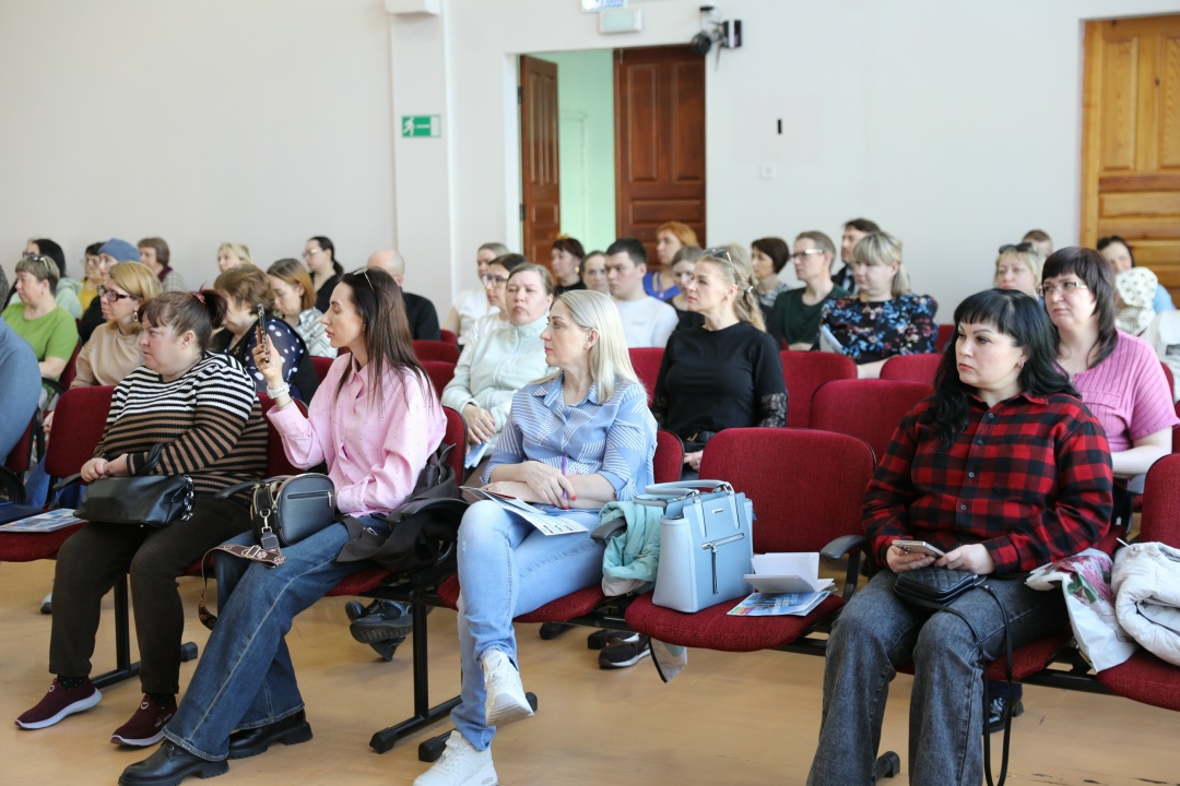 ПРОФОРИЕНТАЦИЯ "ПОД КЛЮЧ" Работники кадровой службы «Газпром переработка Благовещенск» встретились с представителями родительских комитетов школ города…