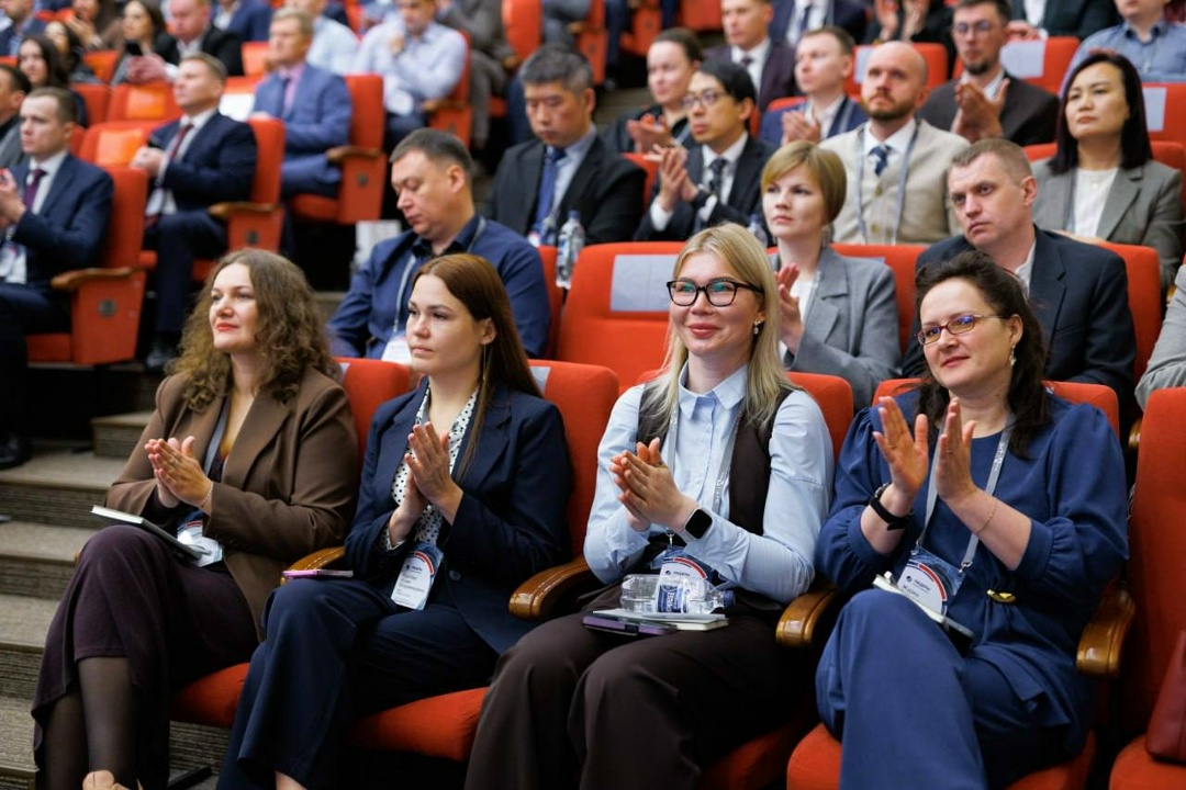 Сегодня мы поздравляем коллег — выпускников первого потока программы «Лидеры РУСАЛа и Эн+».