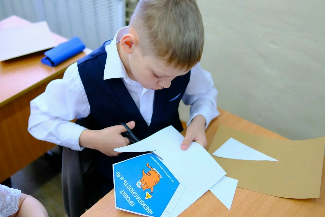 УРОК БЕЗОПАСНОСТИ Амурские газопереработчики провели урок безопасности для третьеклассников свободненской школы