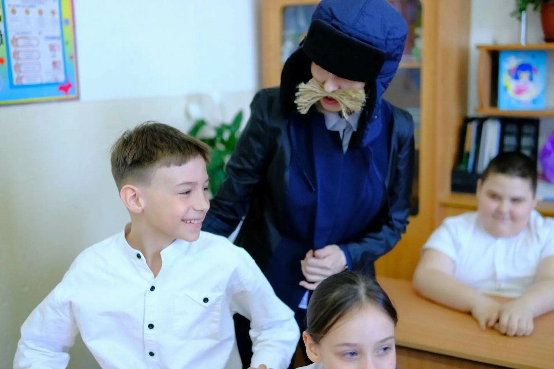 УРОК БЕЗОПАСНОСТИ Амурские газопереработчики провели урок безопасности для третьеклассников свободненской школы