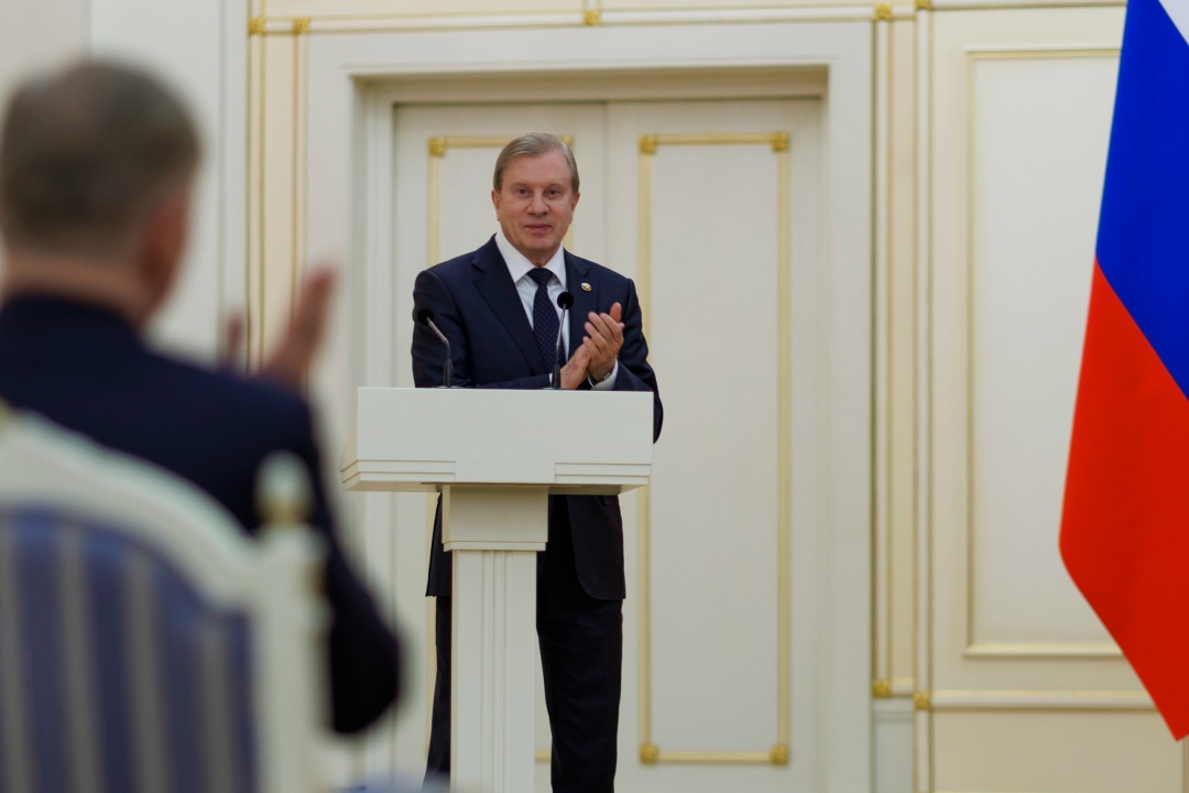 Виталий Савельев вручил государственные и ведомственные награды в сфере транспорта.