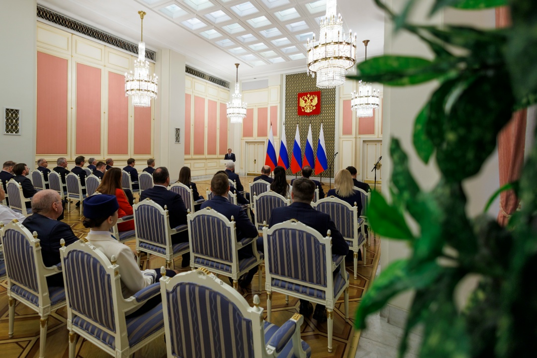 Виталий Савельев вручил государственные и ведомственные награды в сфере транспорта.