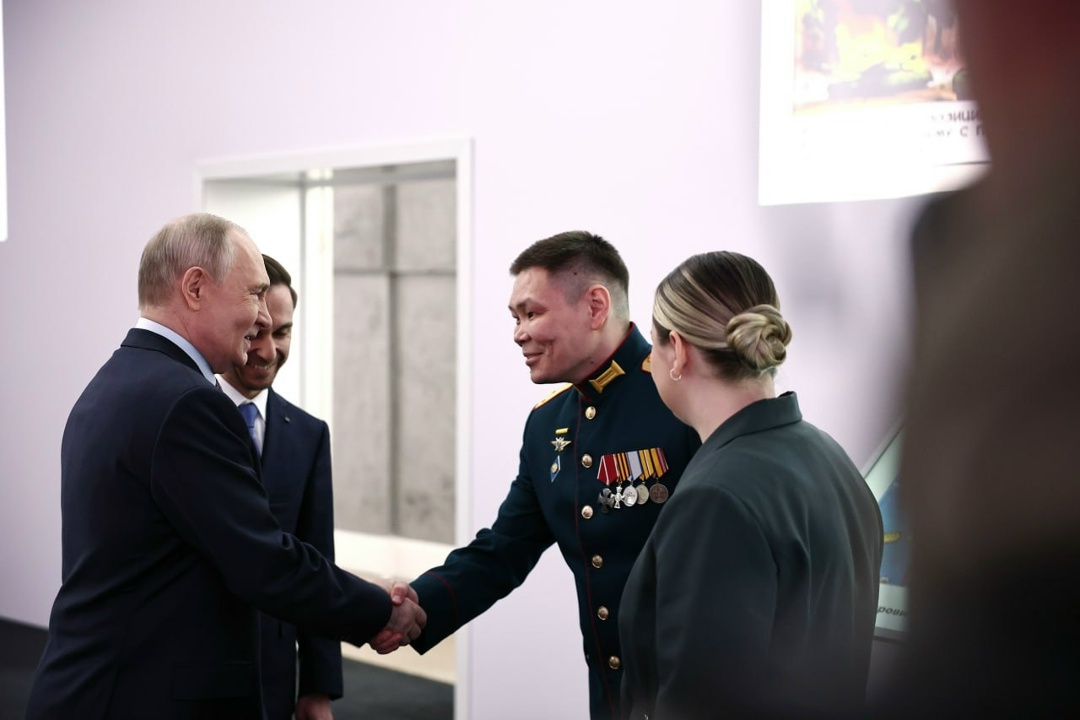 Перед началом встречи с представителями коренных малочисленных народов Президент осмотрел мультимедийную интерактивную выставку «Знание