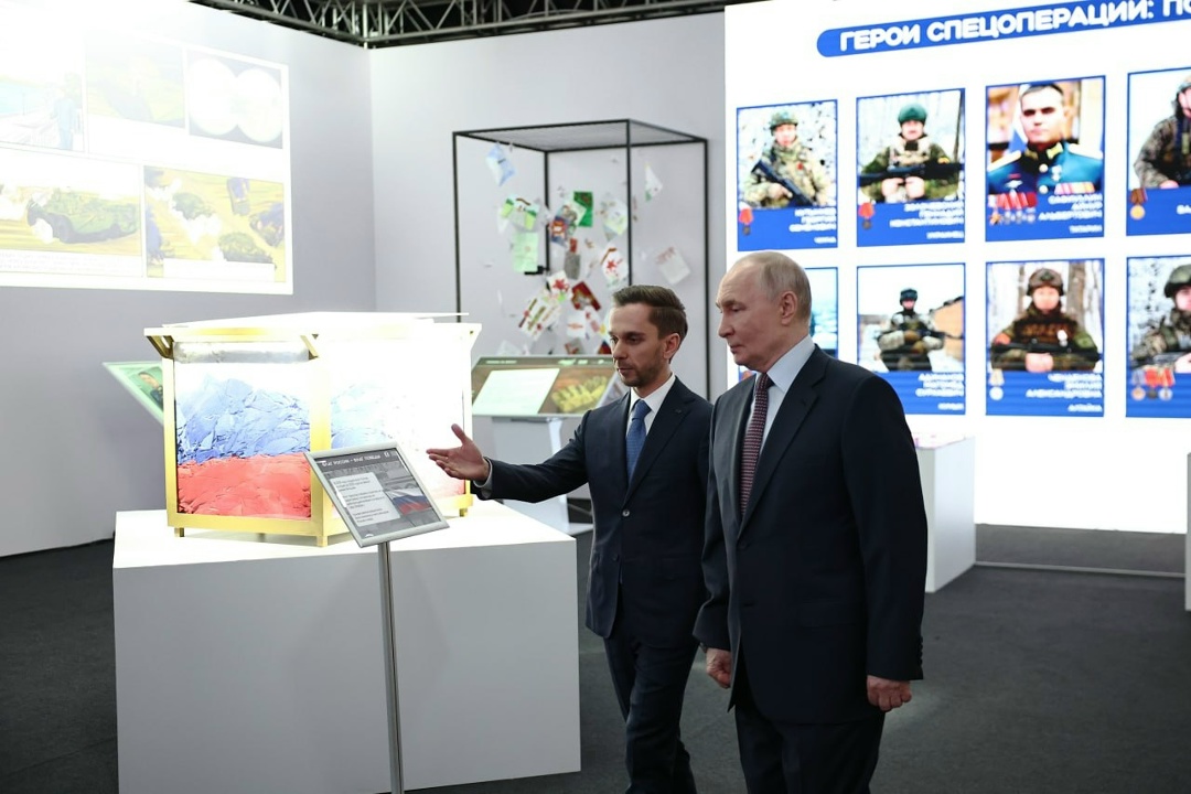 Перед началом встречи с представителями коренных малочисленных народов Президент осмотрел мультимедийную интерактивную выставку «Знание