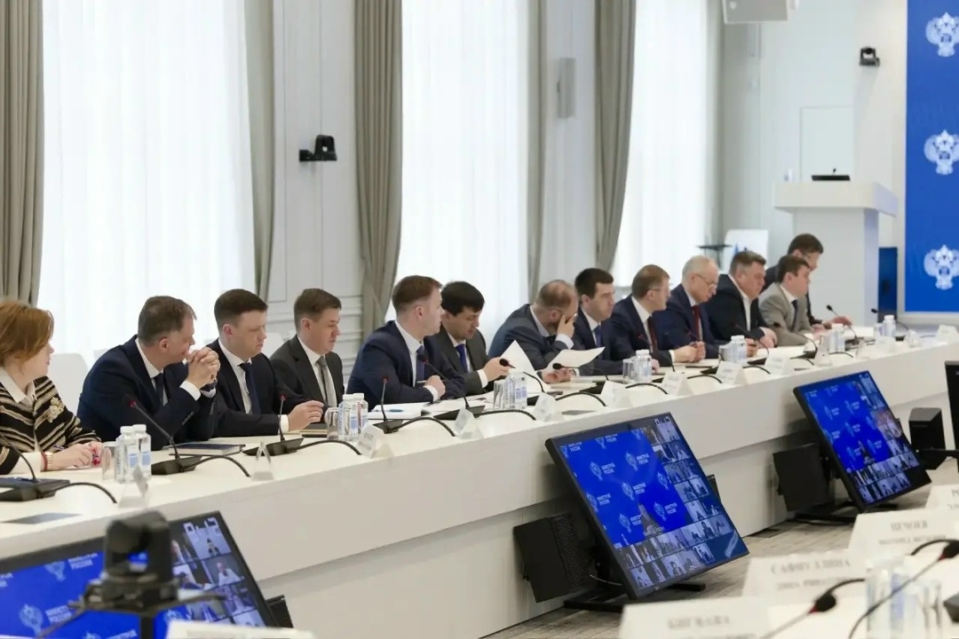 В Минстрое России прошло еженедельное оперативное совещание под председательством Министра строительства и ЖКХ РФ Ирека Файзуллина