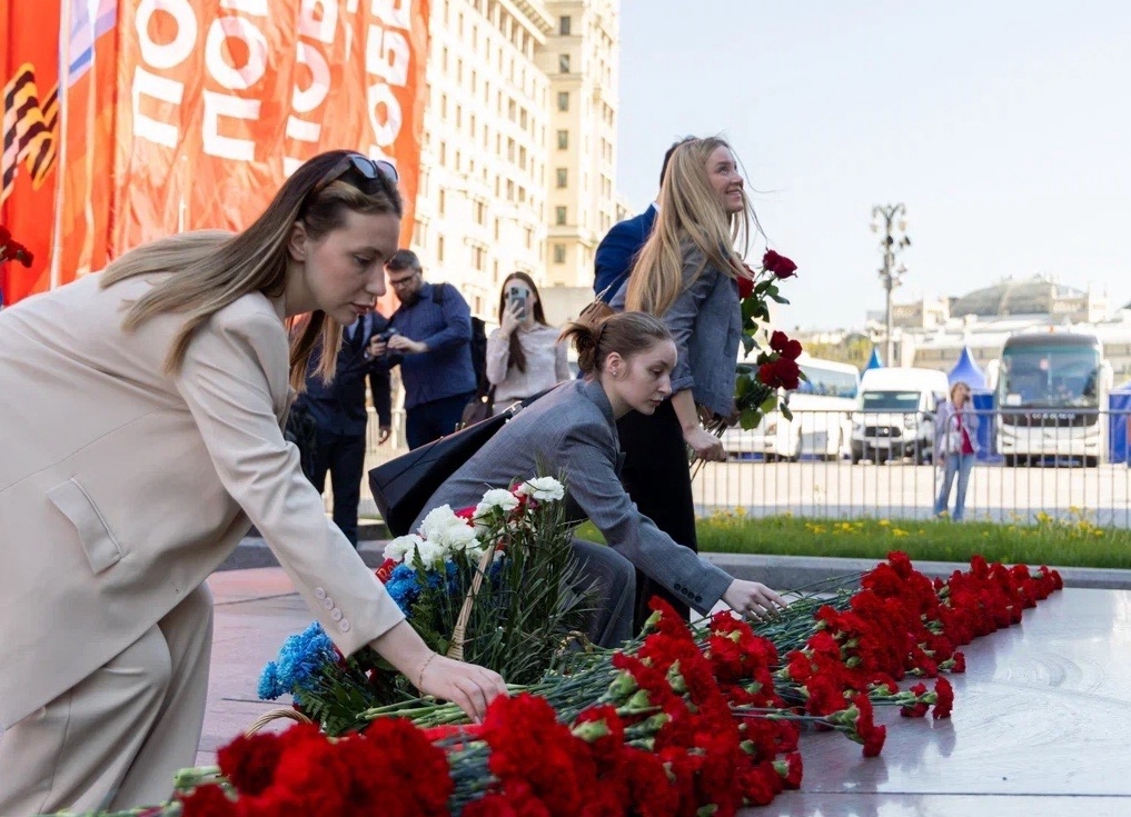 Делегация Минэнерго возложила цветы к могиле Неизвестного солдата