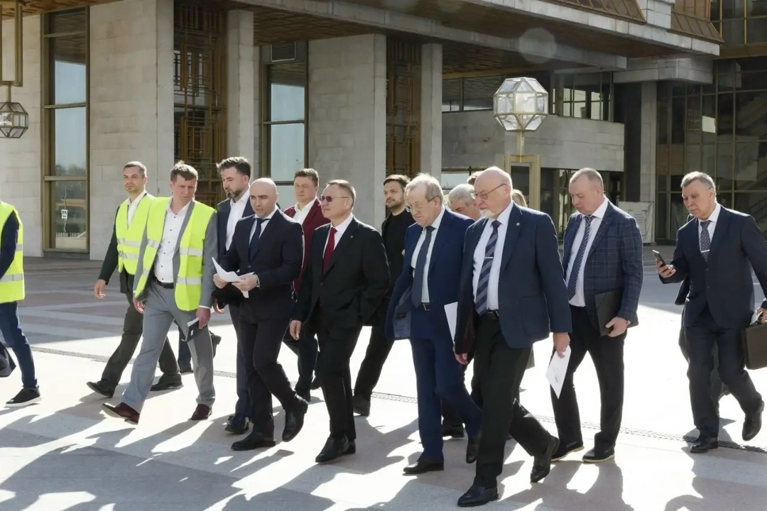 Министр строительства и ЖКХ РФ Ирек Файзуллин ознакомился с ходом капитального ремонта здания Президиума РАН