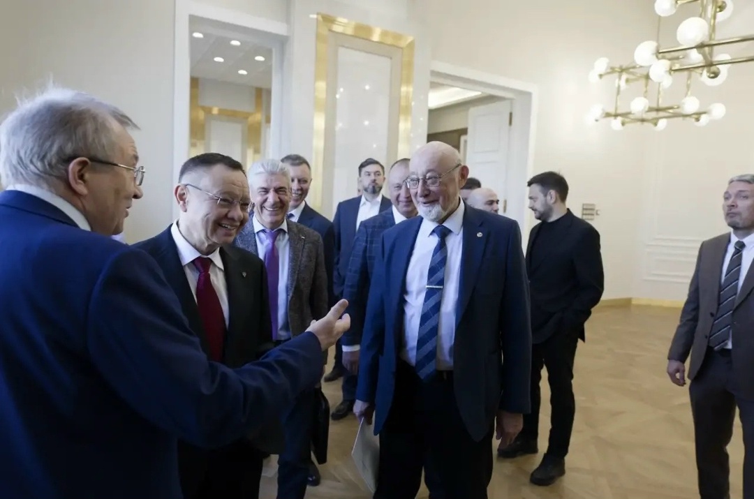 Министр строительства и ЖКХ РФ Ирек Файзуллин ознакомился с ходом капитального ремонта здания Президиума РАН