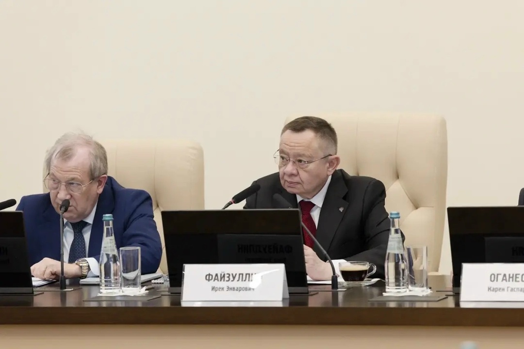 Министр строительства и ЖКХ РФ Ирек Файзуллин ознакомился с ходом капитального ремонта здания Президиума РАН