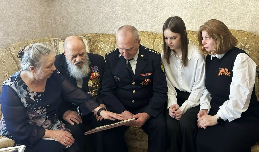 Коллектив Северо-Уральского управления Ростехнадзора в преддверии Дня Победы навестил ветерана Великой Отечественной войны, почётного гражданина города Михаила…