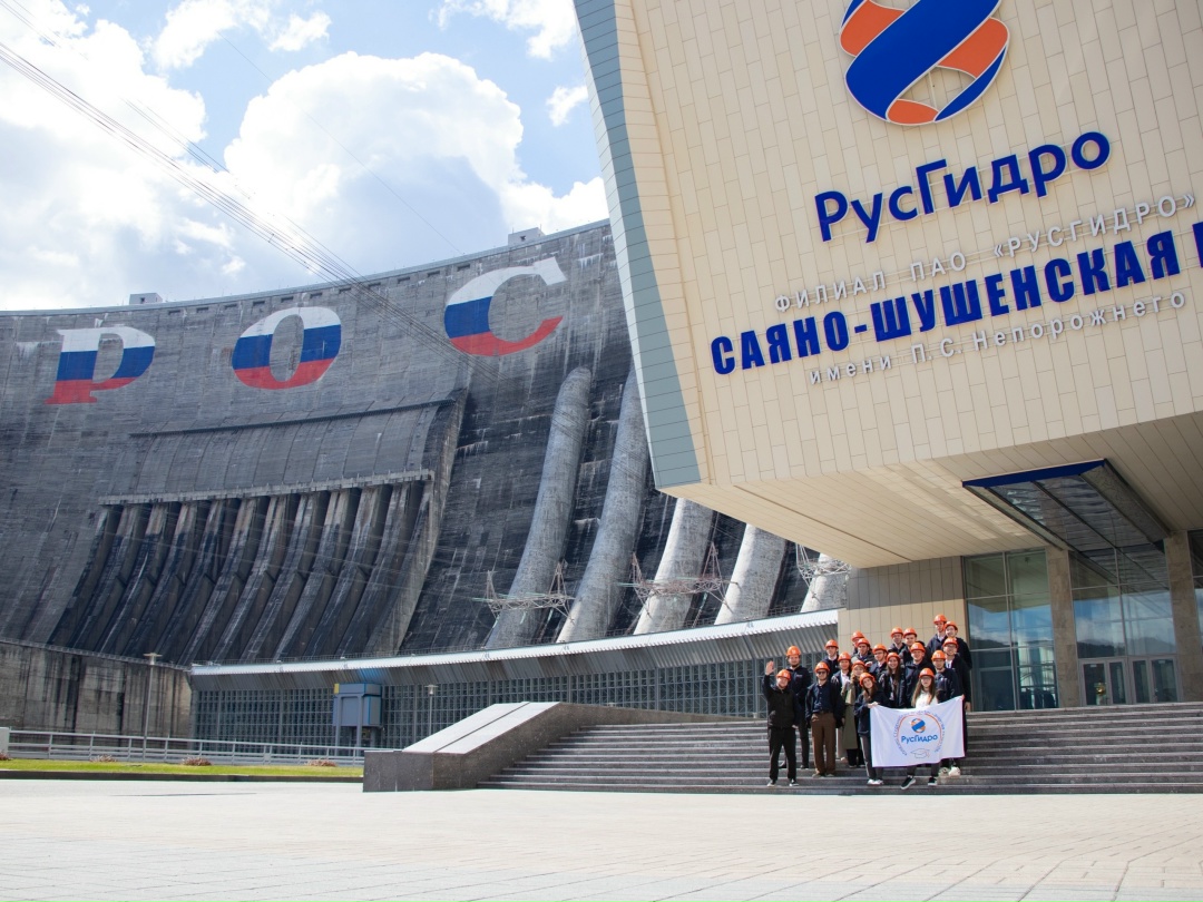 РусГидро подвело итоги ежегодного студенческого конкурса «Энергия развития». Финал прошёл в п. Черёмушки, на крупнейшей ГЭС страны — Саяно-Шушенской ГЭС им. П