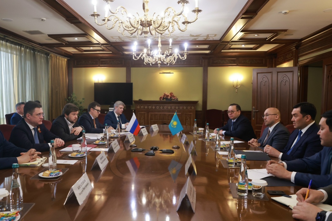 Александр Новак встретился с министром энергетики Казахстана Ерланом Аккенженовым