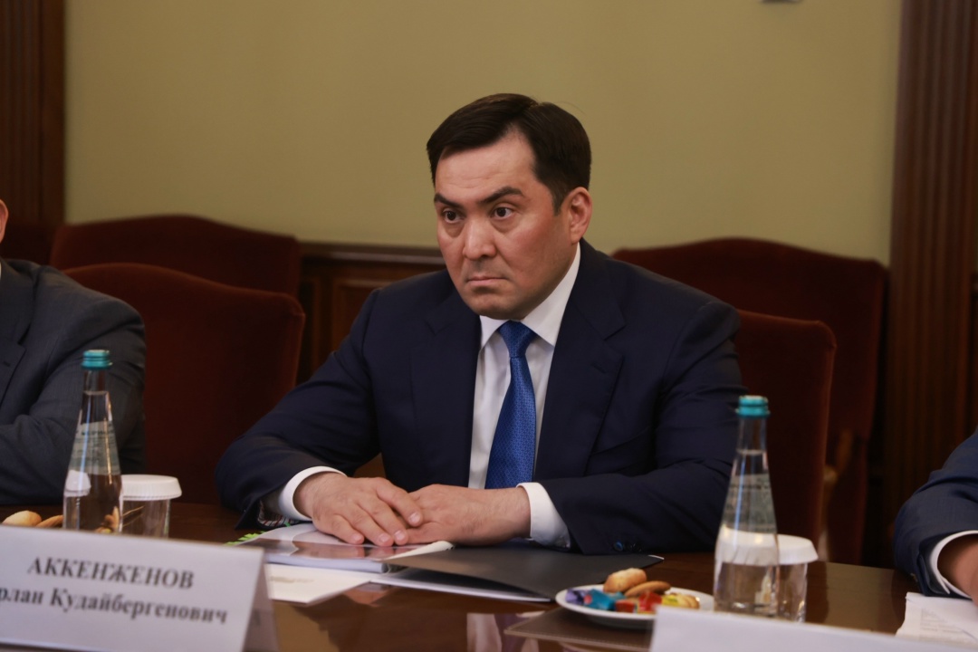 Александр Новак встретился с министром энергетики Казахстана Ерланом Аккенженовым