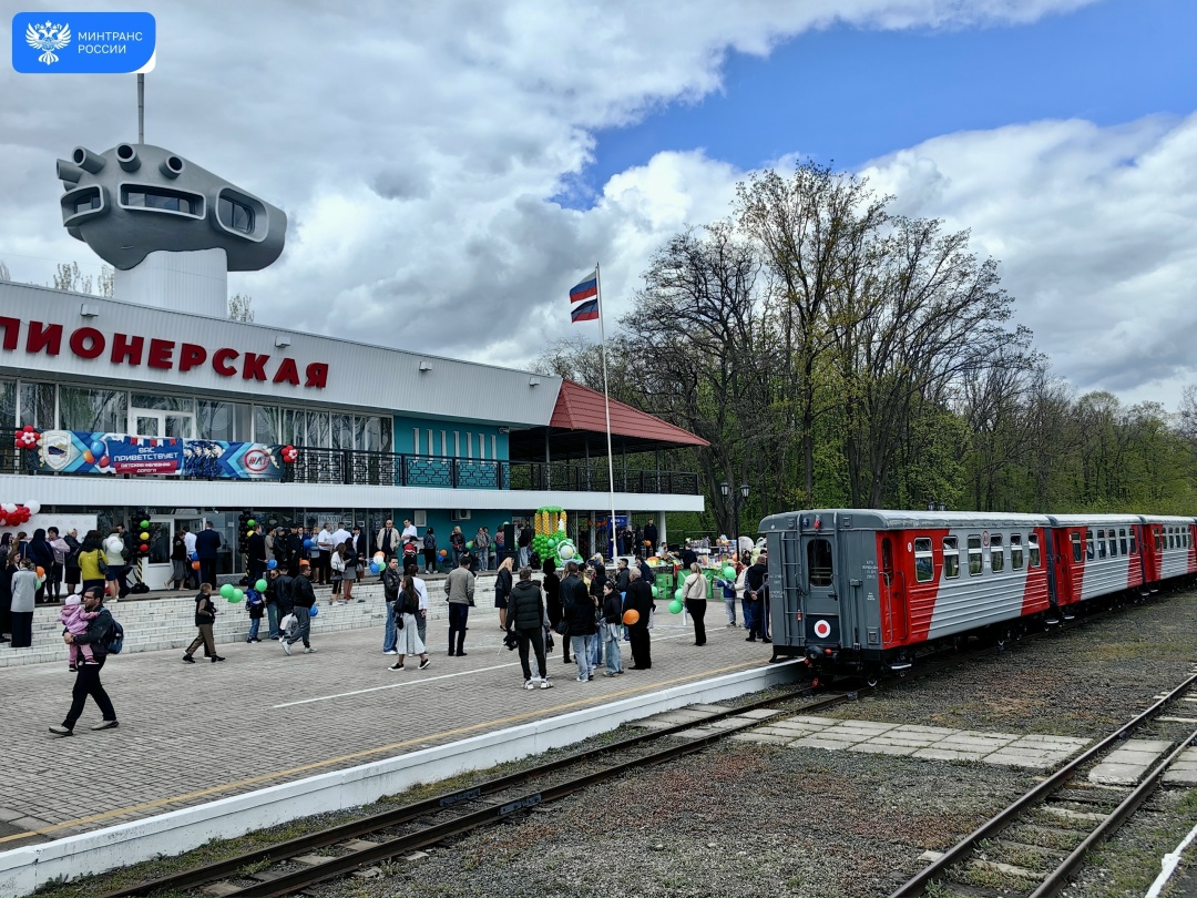 Железнодорожники держат слово! Участники акции «Елка желаний» побывали на Донецкой детской железной дороге, где 1 мая открыли новый сезон.