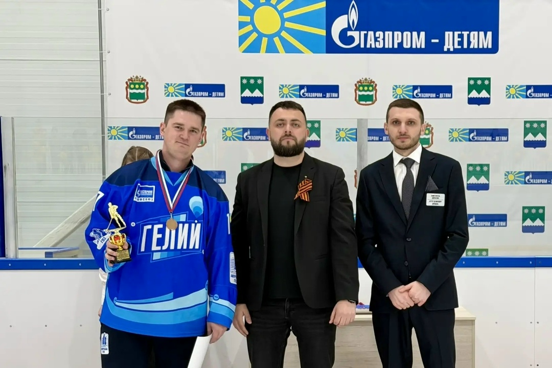КУБОК ПОБЕДЫ Команда Амурского ГПЗ по хоккею «Гелий» стала бронзовым призером турнира «Кубок Победы» в Белогорске.