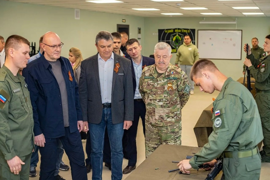 В преддверии Дня Победы Дмитрий Чернышенко оценил работу патриотических центров и образовательных организаций ЛНР.