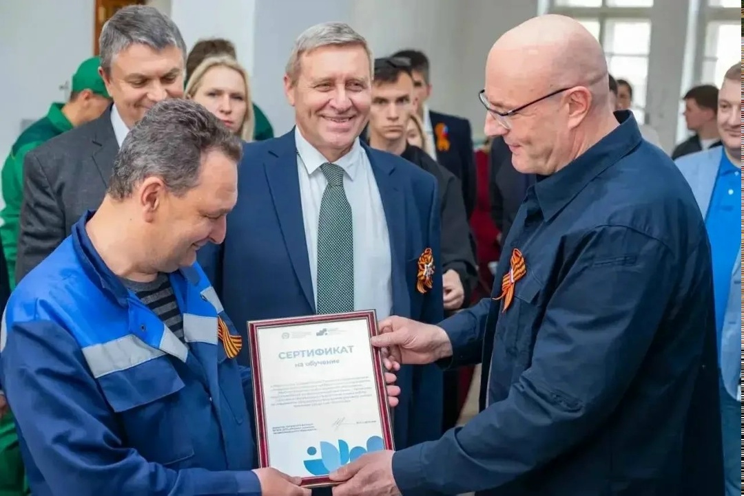 В преддверии Дня Победы Дмитрий Чернышенко оценил работу патриотических центров и образовательных организаций ЛНР.