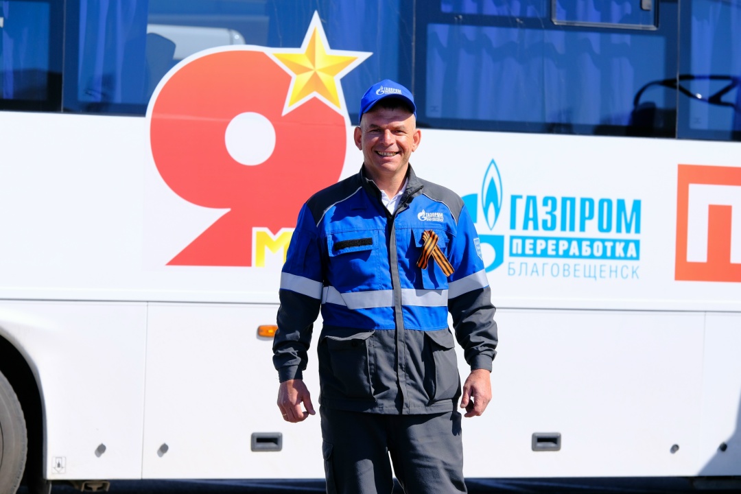 НА ЛИНИИ - ПРАЗДНИЧНЫЕ Пассажирские автобусы «Газпром переработка Благовещенск» украсили праздничной символикой ко Дню Победы