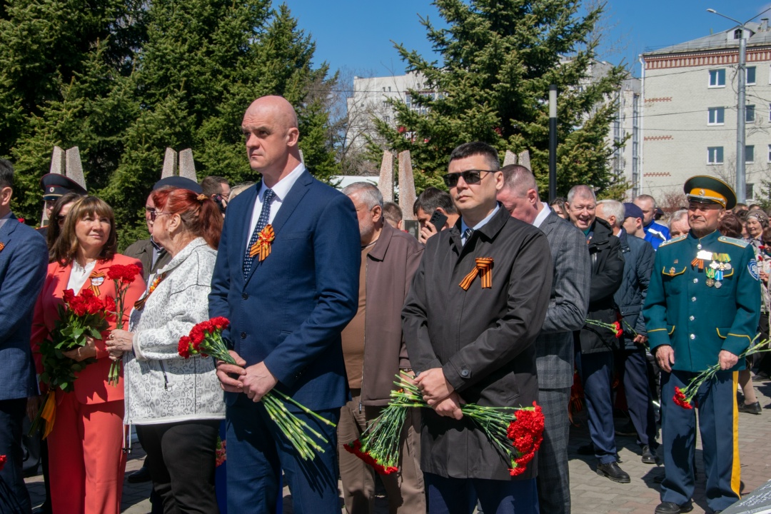 В ПАМЯТЬ О ГЕРОЯХ Работники компании «Газпром переработка Благовещенск» приняли участие в предпраздничных мероприятиях, приуроченных к Дню Победы