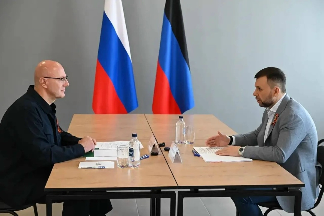 Дмитрий Чернышенко провел рабочую встречу с главой ДНР Денисом Пушилиным.