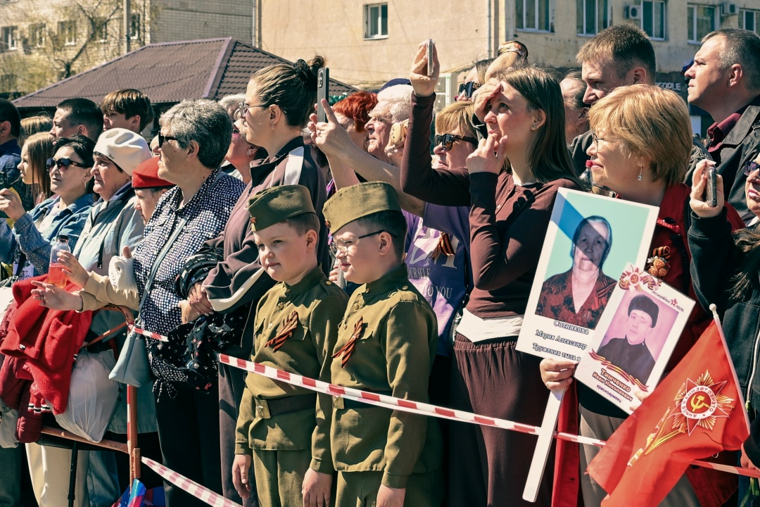 БЕССМЕРТНЫЙ ПОЛК Пешком, в колясках, на мотобайках: акцию «Бессмертный полк» в Свободном поддержали газопереработчики
