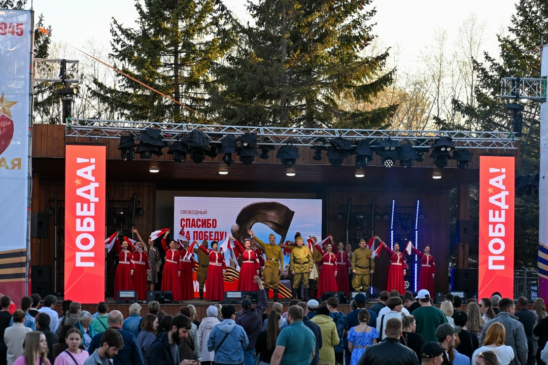 ПЕСНИ ПОБЕДЫ В День Победы на главной площади Свободного газопереработчики исполнили песни военных лет