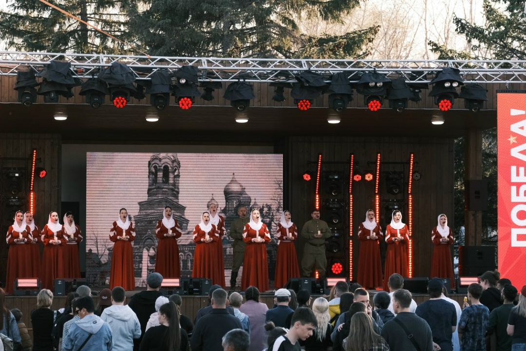 ПЕСНИ ПОБЕДЫ В День Победы на главной площади Свободного газопереработчики исполнили песни военных лет
