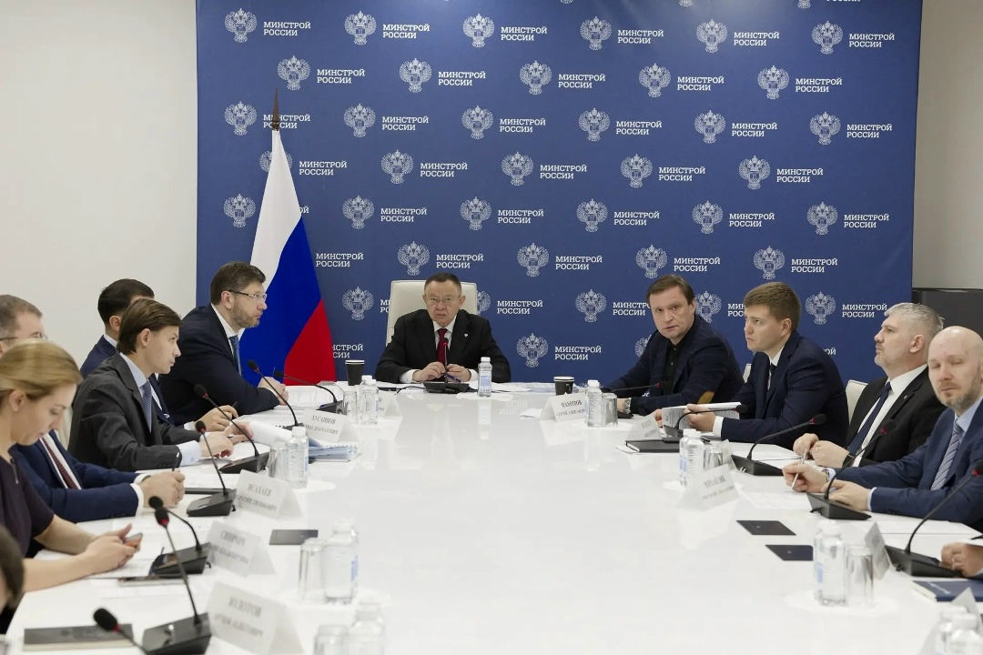 Глава Минстроя России Ирек Файзуллин провел еженедельное совещание с регионами и главными распорядителями бюджетных средств (ГРБС)