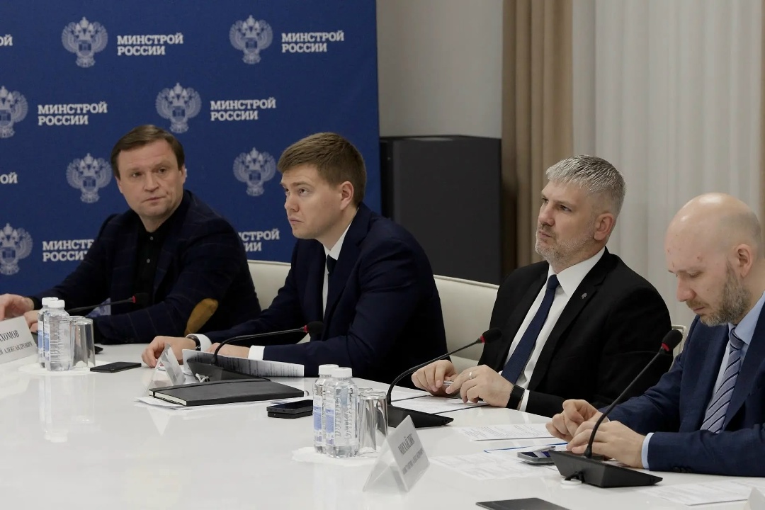 Глава Минстроя России Ирек Файзуллин провел еженедельное совещание с регионами и главными распорядителями бюджетных средств (ГРБС)