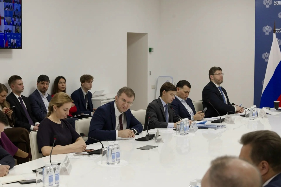 Глава Минстроя России Ирек Файзуллин провел еженедельное совещание с регионами и главными распорядителями бюджетных средств (ГРБС)
