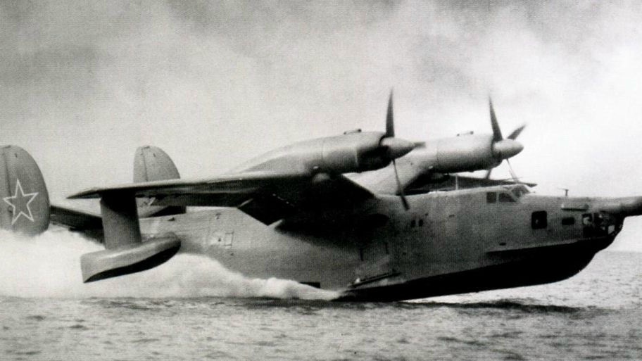 Прототип лодки-амфибии Бе-12 В октябре 1960 года Бе-12 совершил свой первый полет. «Двенадцатый» стал надежной, универсальной, долговечной машиной.
