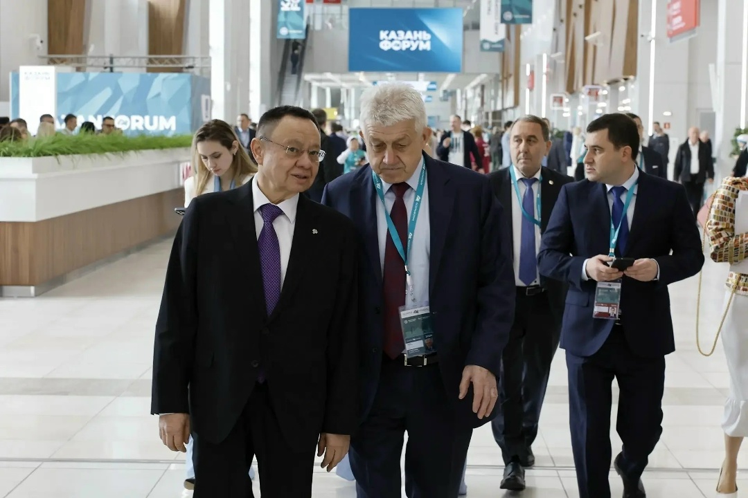 Глава Минстроя России Ирек Файзуллин на Международном экономическом форуме «Россия — Исламский мир: КазаньФорум» ознакомился с выставкой международного…
