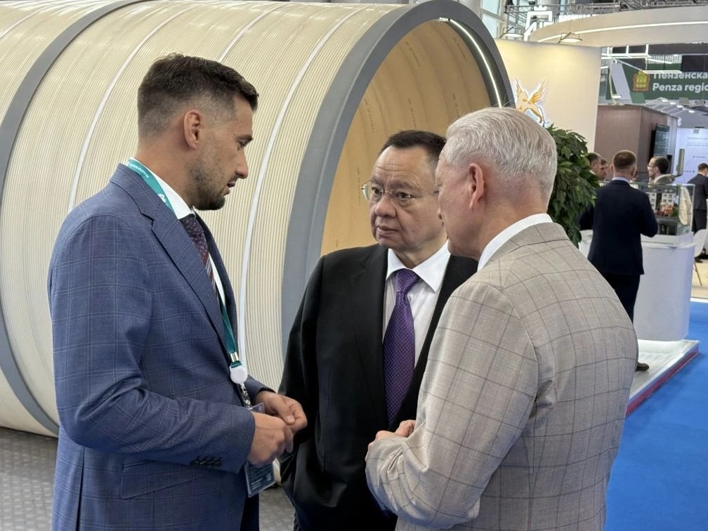 Глава Минстроя России Ирек Файзуллин на Международном экономическом форуме «Россия — Исламский мир: КазаньФорум» ознакомился с выставкой международного…