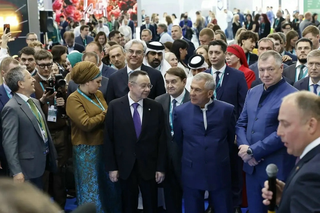 Глава Минстроя России Ирек Файзуллин совместно с Заместителем Председателя Правительства РФ Маратом Хуснуллиным и Раисом Республики Татарстан Рустамом…