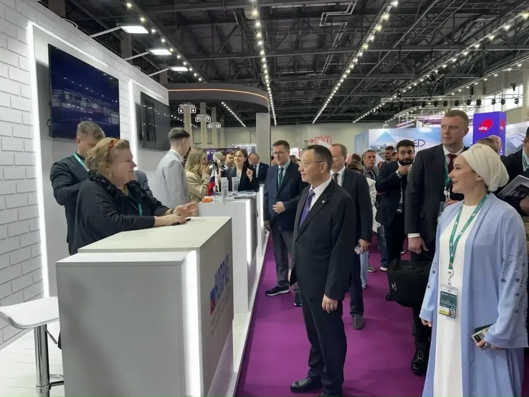 Глава Минстроя России Ирек Файзуллин совместно с Заместителем Председателя Правительства РФ Маратом Хуснуллиным и Раисом Республики Татарстан Рустамом…