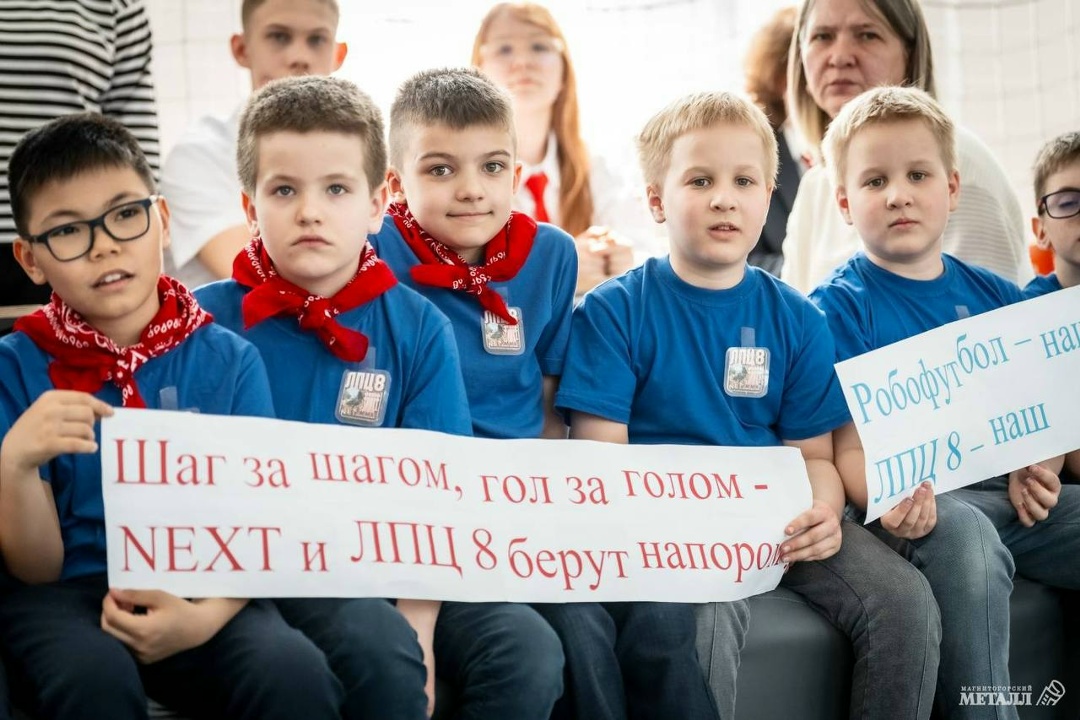 На поле – мини-роботы, за пультами управления – будущие инженеры