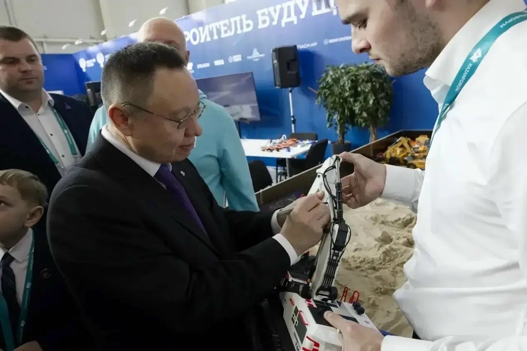 Глава Минстроя России Ирек Файзуллин на Международном экономическом форуме «Россия — Исламский мир: КазаньФорум» ознакомился с площадкой «Я-строитель будущего!»