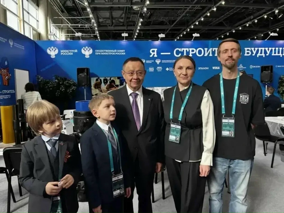 Глава Минстроя России Ирек Файзуллин на Международном экономическом форуме «Россия — Исламский мир: КазаньФорум» ознакомился с площадкой «Я-строитель будущего!»