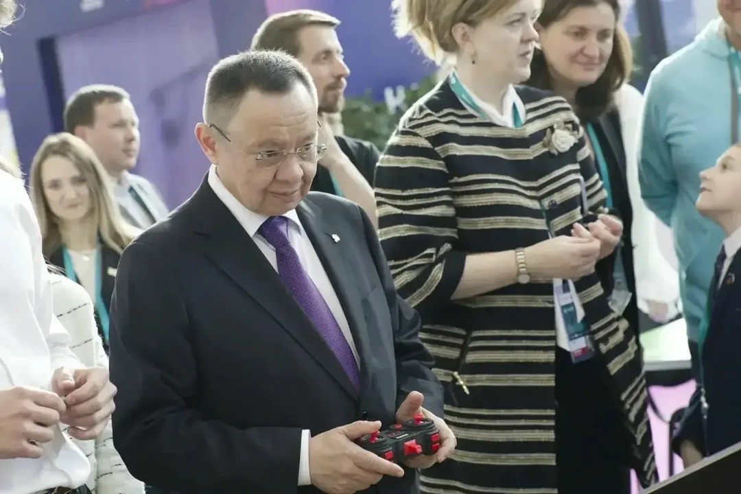 Глава Минстроя России Ирек Файзуллин на Международном экономическом форуме «Россия — Исламский мир: КазаньФорум» ознакомился с площадкой «Я-строитель будущего!»