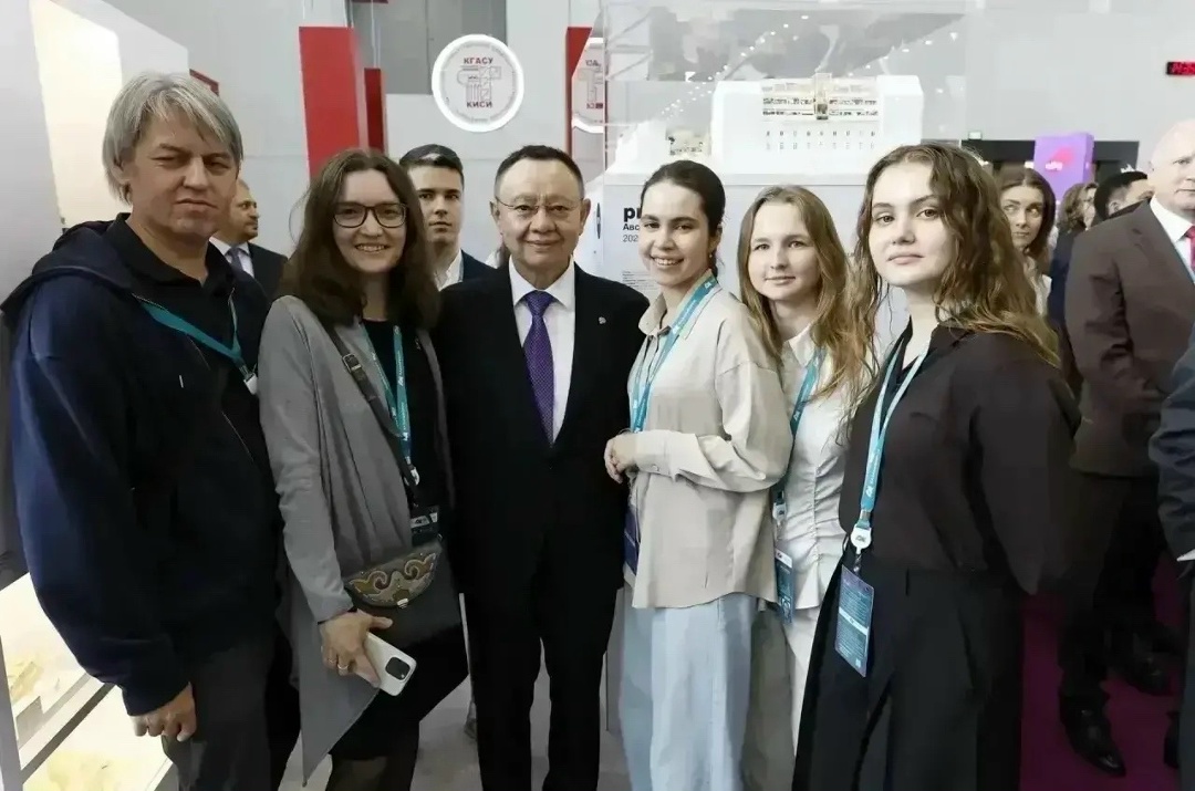 Глава Минстроя России Ирек Файзуллин на Международном экономическом форуме «Россия — Исламский мир: КазаньФорум» ознакомился с площадкой «Я-строитель будущего!»