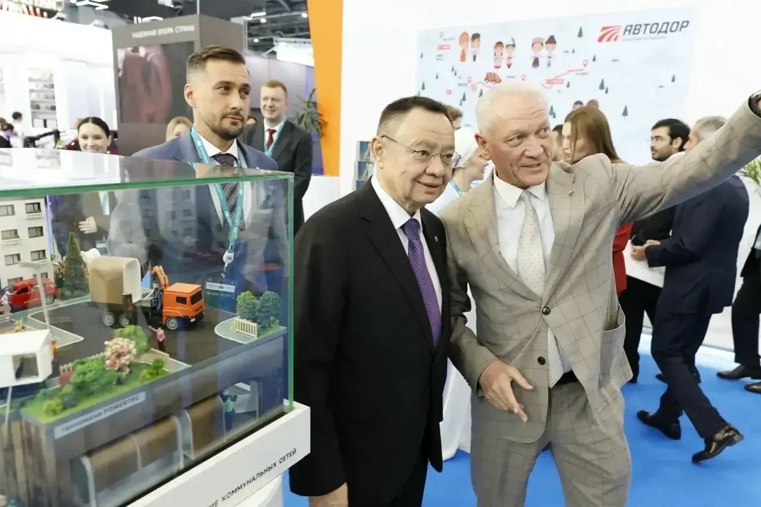 На международном форуме «Россия-исламский мир:Казаньфорум2026» Министр строительства и ЖКХ РФ Ирек Файзуллин ознакомился с передовыми стройматериалами и…