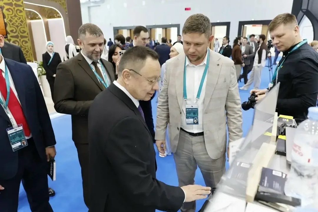 На международном форуме «Россия-исламский мир:Казаньфорум2026» Министр строительства и ЖКХ РФ Ирек Файзуллин ознакомился с передовыми стройматериалами и…