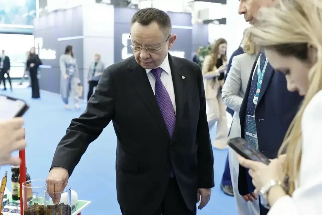 На международном форуме «Россия-исламский мир:Казаньфорум2026» Министр строительства и ЖКХ РФ Ирек Файзуллин ознакомился с передовыми стройматериалами и…