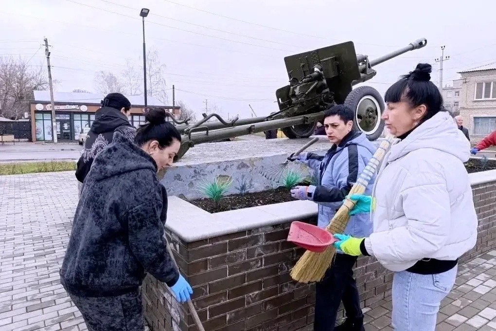 В Сватовском округе ЛНР при поддержке Саратовской области выполнены весенние работы по благоустройству