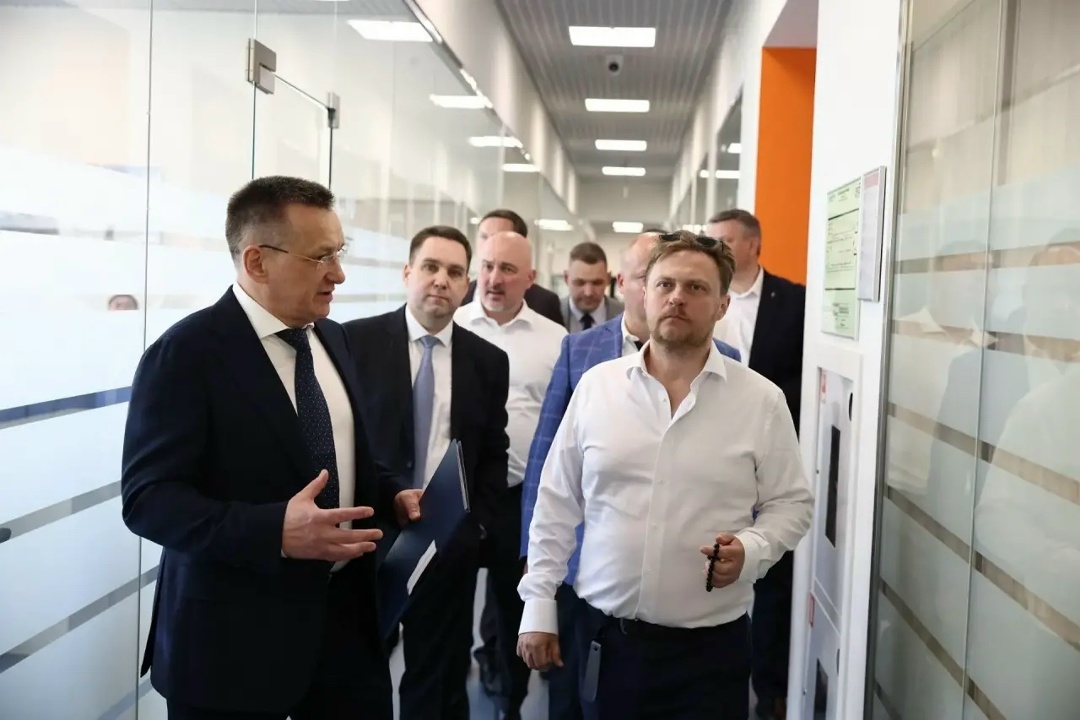 Руководство ПАО «РусГидро» во главе с Председателем Правления – Генеральным директором Виктором Хмариным посетило офисы сервисных компаний Группы, переехавших…