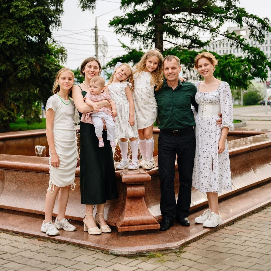 Михаил Скаскевич — инженер-строитель на КрАЗе, супруга Юлия — врач в районной больнице